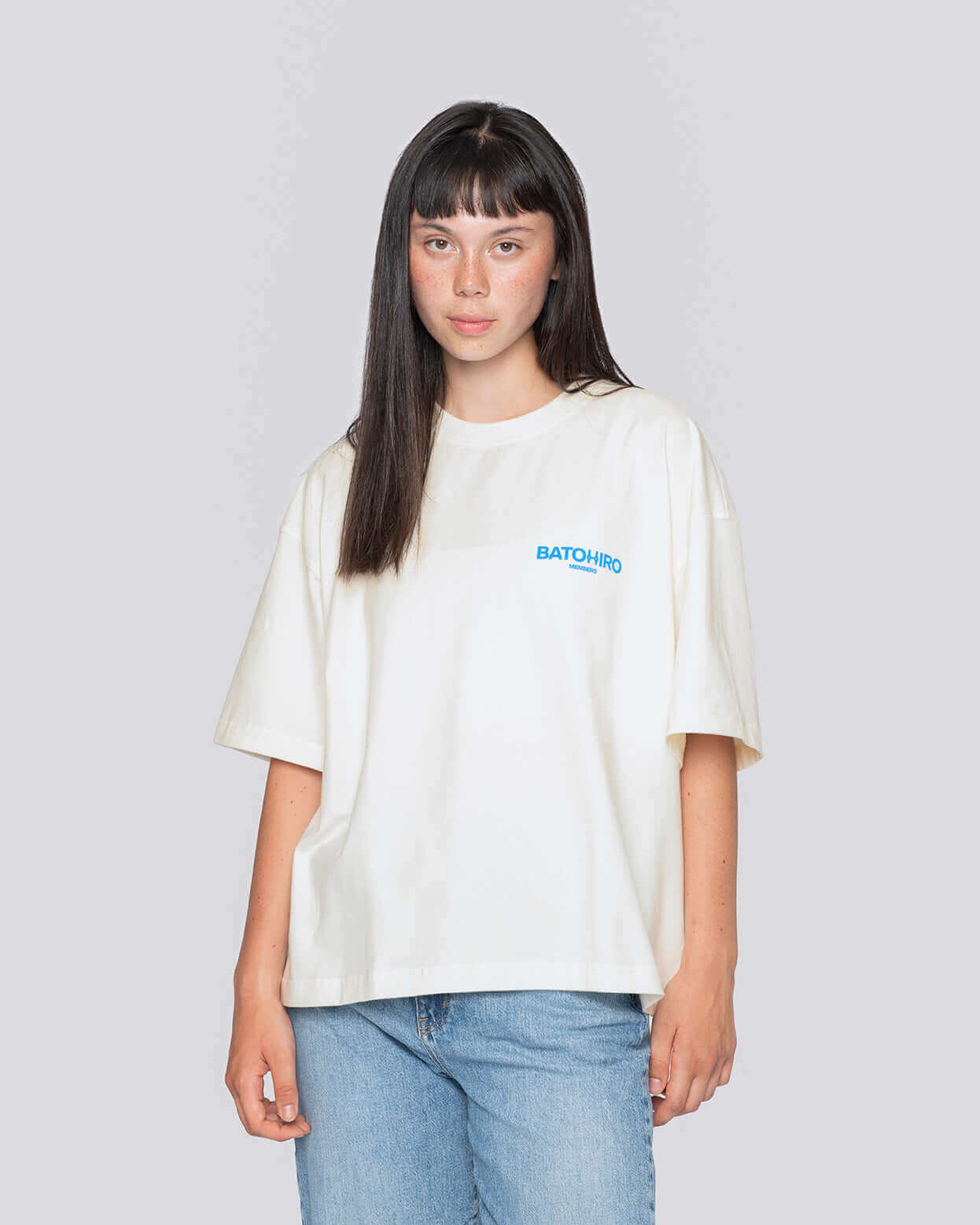 Žena v oversized tričku Batohiro s modrým logem, ideální pro moderní styl a komfort.