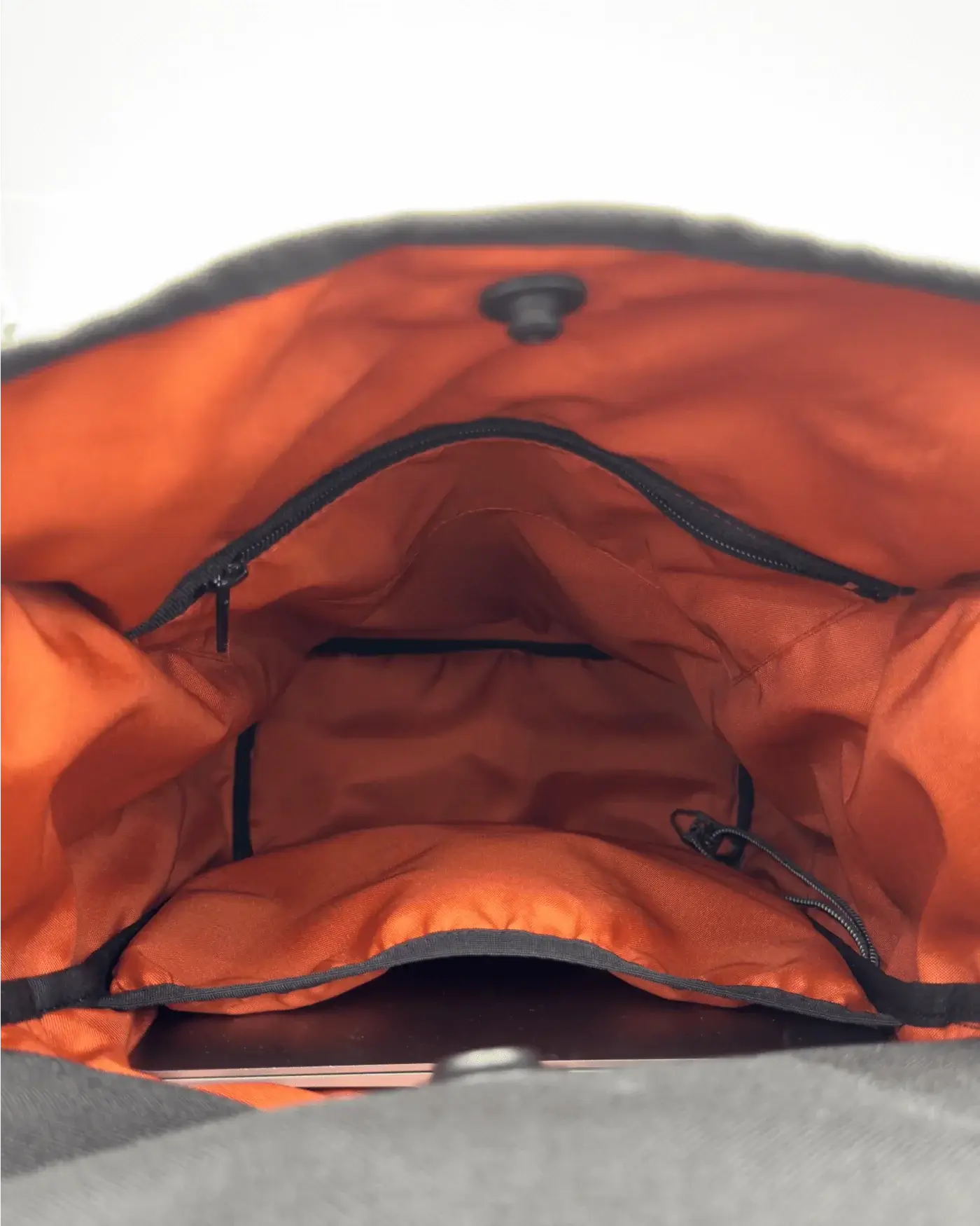 Minato Lite 2.0 batoh navy blue vnitřní pohled na černou a oranžovou výstelku s kapsami.