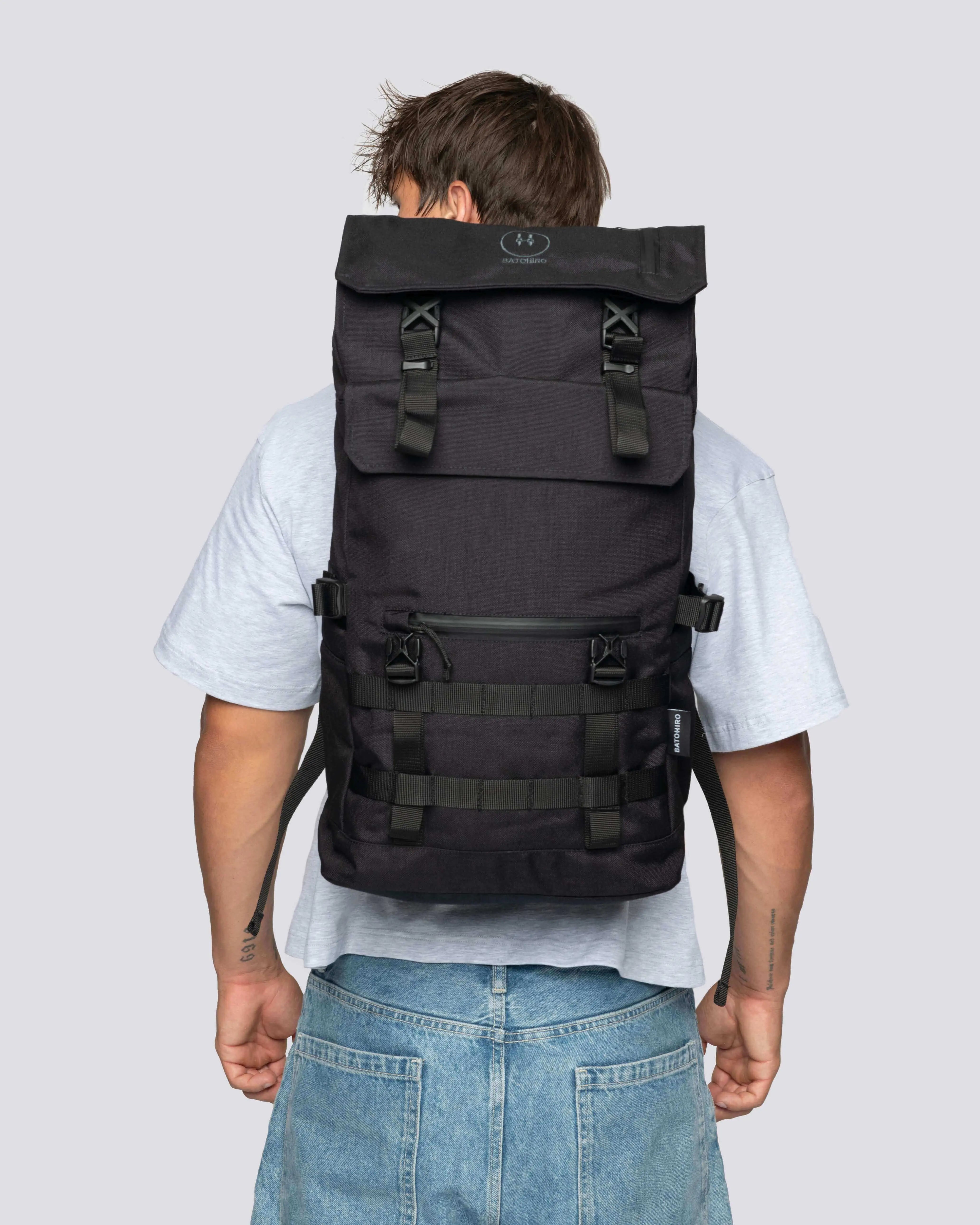 Minato Premium batoh na zádech muže, odolný a funkční design, černá barva, ideální pro každodenní použití.