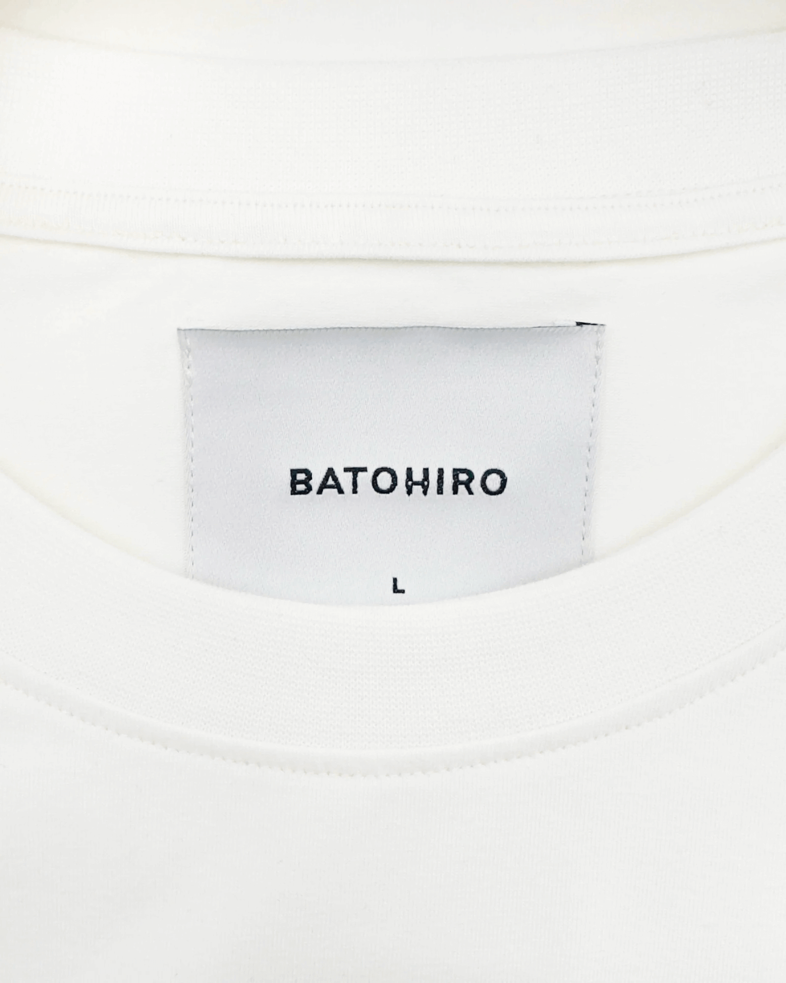 Label on the back of the oversized White Tiger tričko, featuring the brand BATOHIRO in size L.