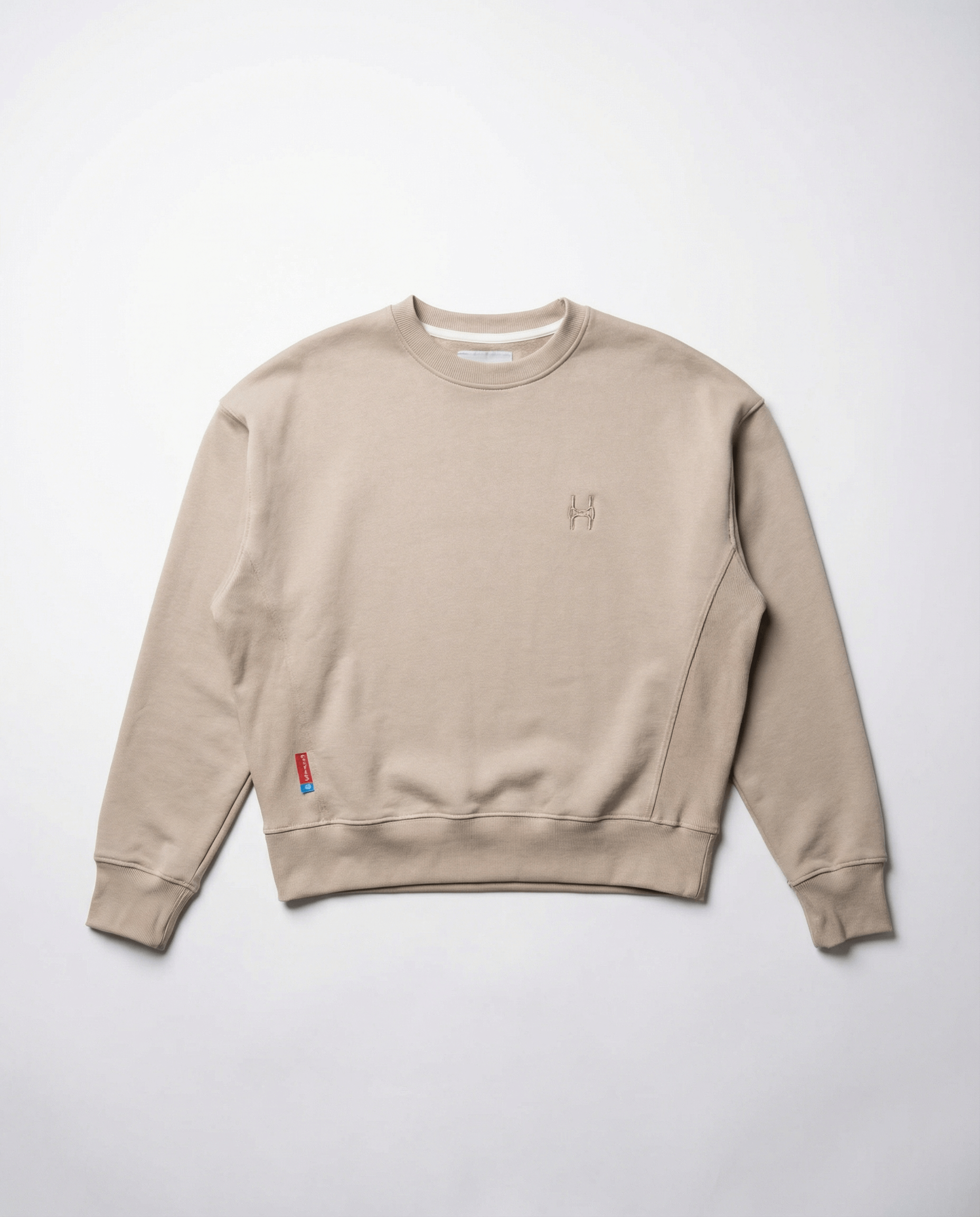 Béžová mikina crewneck Batohiro 343 s cropped oversized střihem vyrobená ze 100% prémiové organické bavlny.