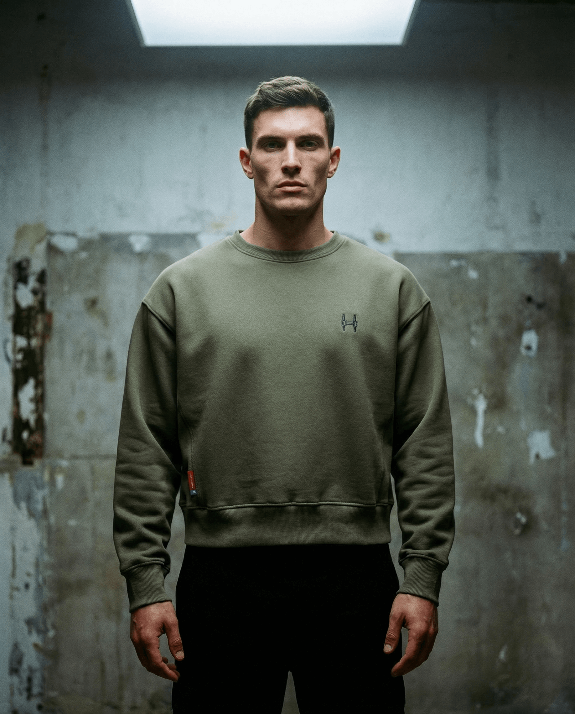 Batohiro 343 – Mikina Crewneck Green worn by a model in a minimalist setting.