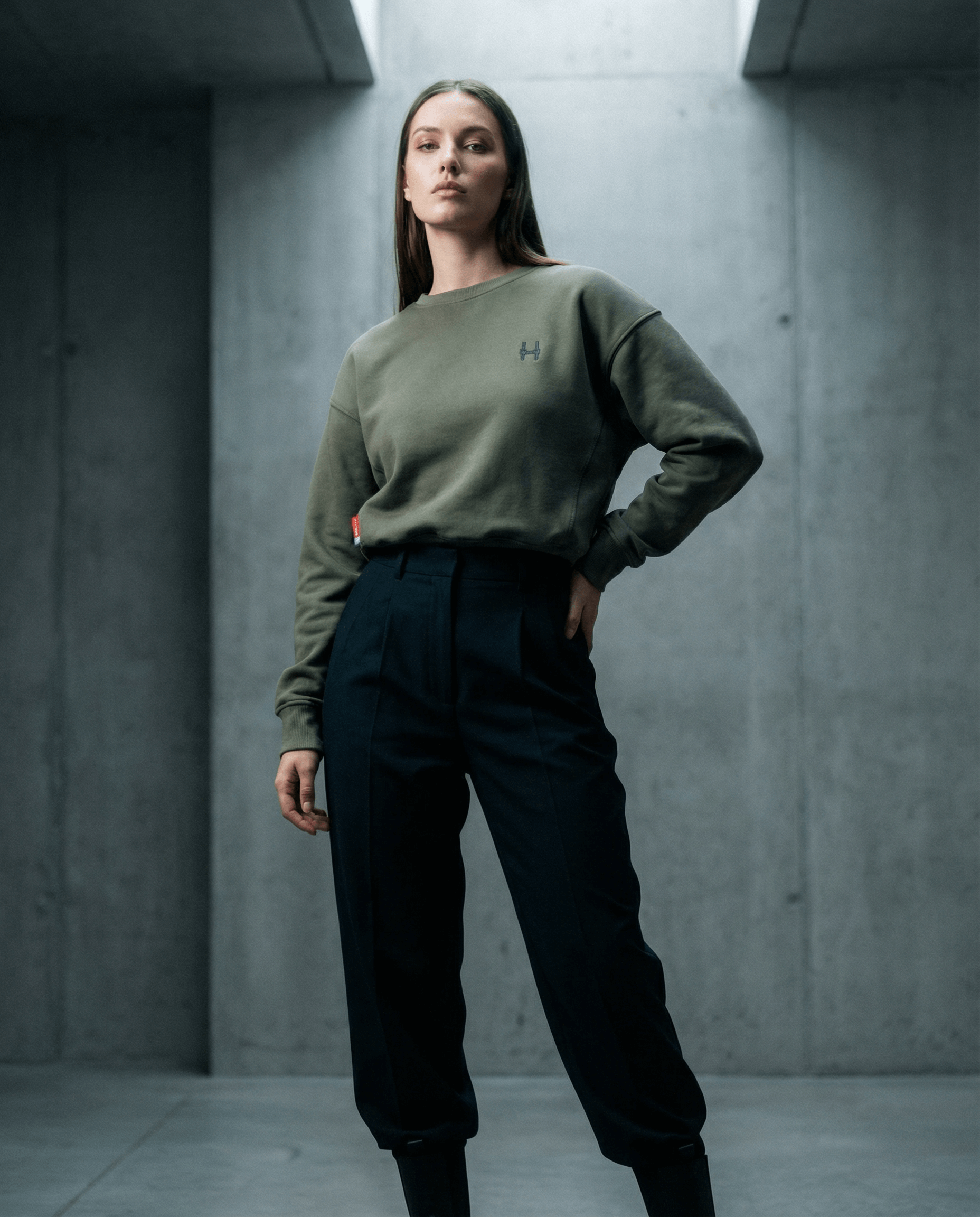 Batohiro 343 – Mikina Crewneck Green worn by a model in a modern setting with dark pants.