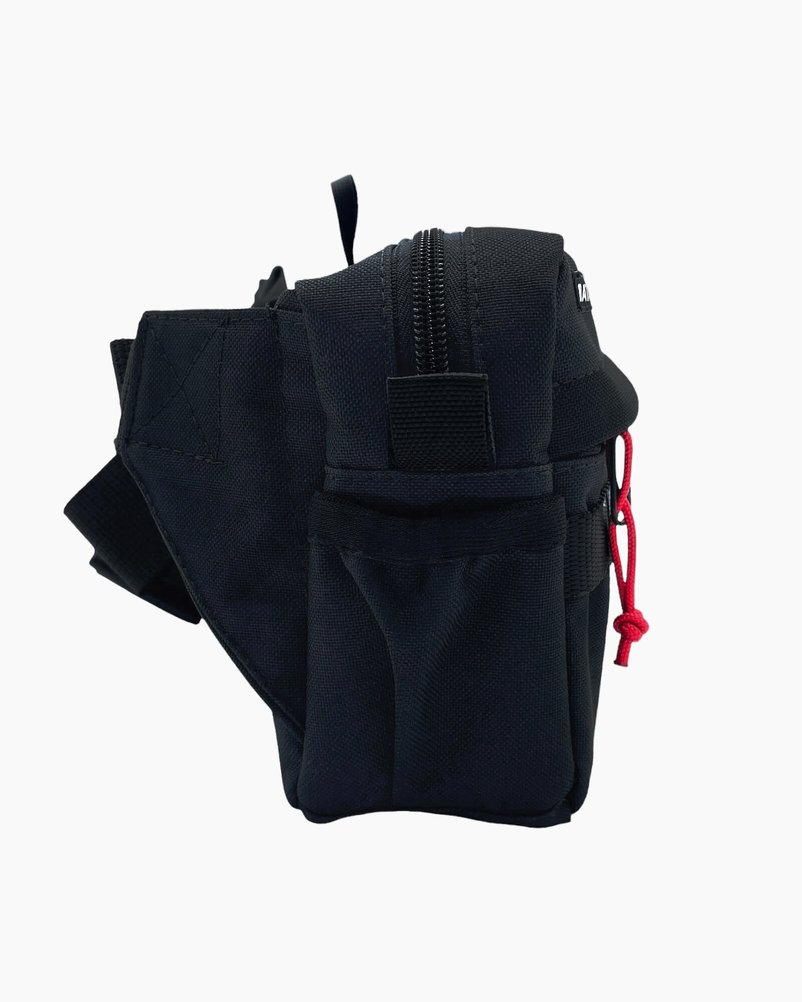 černá cestovní ledvinka Kai - boční pohled s detailním zpracováním a červeným zipem