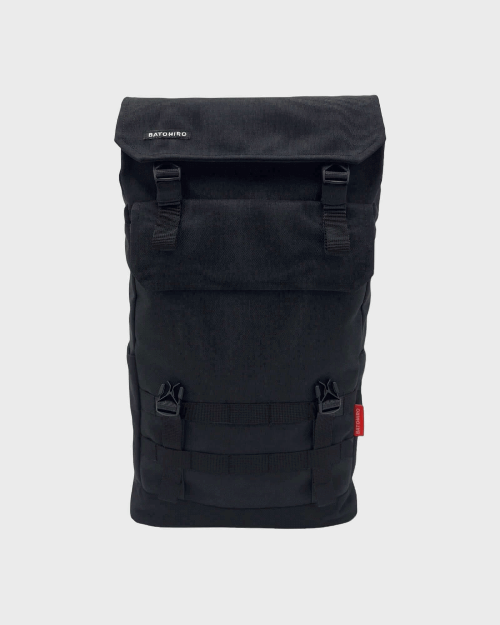 Minato Lite - Dark Black Batoh Minato Lite přináší všechny výhody svého většího předchůdce v kompaktnější podobě, ideální pro každodenní nošení. Tento batoh je navržen s důrazem na praktičnost a flexibilitu, kterou oceníte při různých příležitostech. S mo