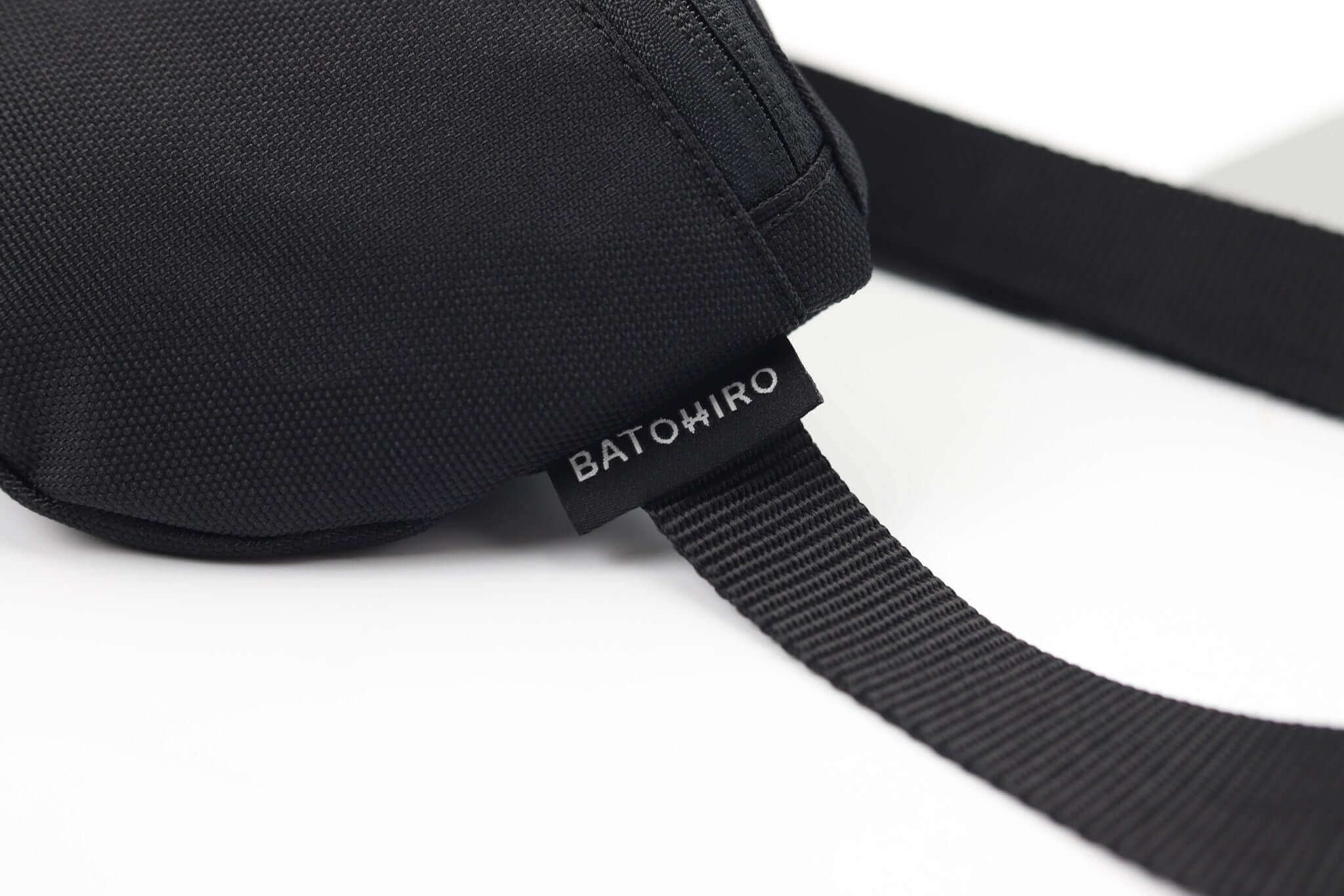 Detail of the Sora 2.0 ledvinka Sora 2.0 in black with logo and strap design.