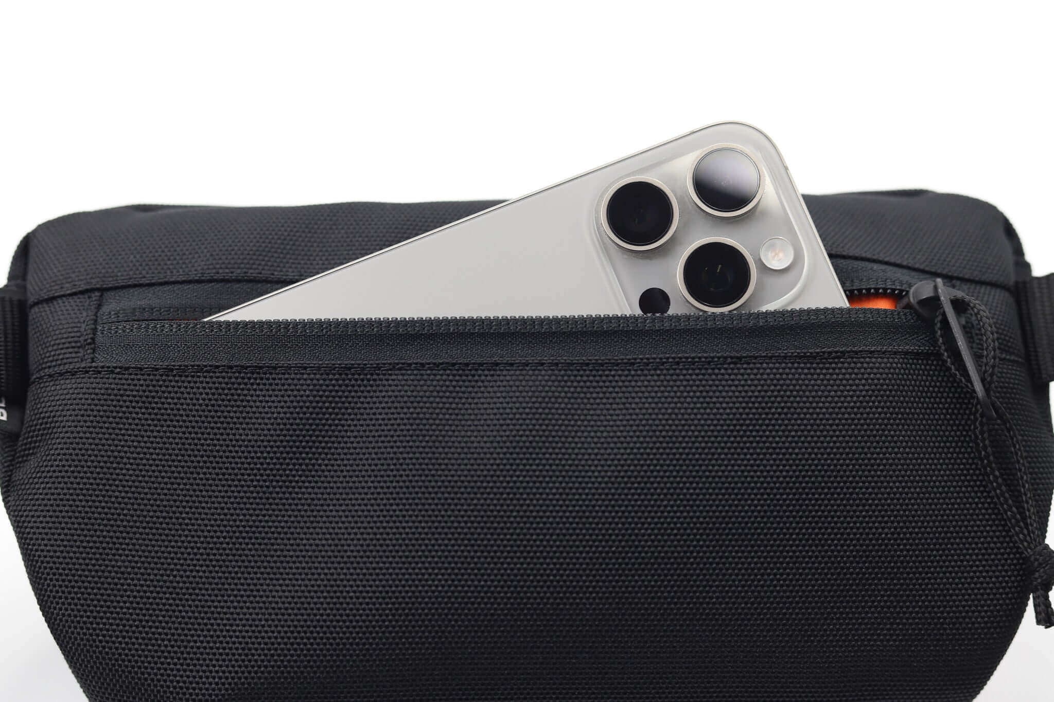 ledvinka Sora 2.0 - černá taška s telefonem uloženým v kapse