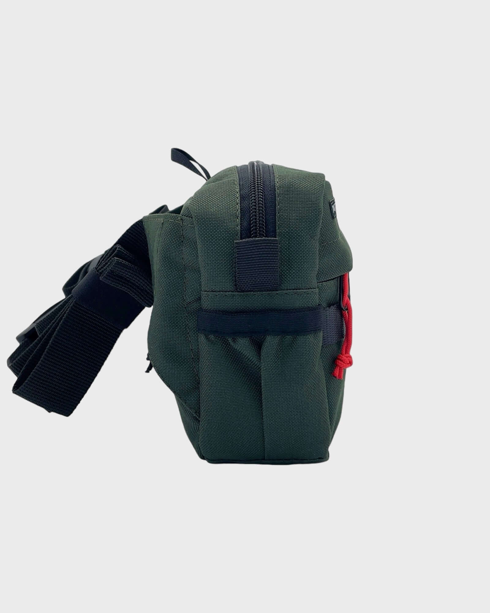 Cestovní ledvinka KAI v tmavě zelené barvě, vyrobená z nepromokavé CORDURA® 500D.