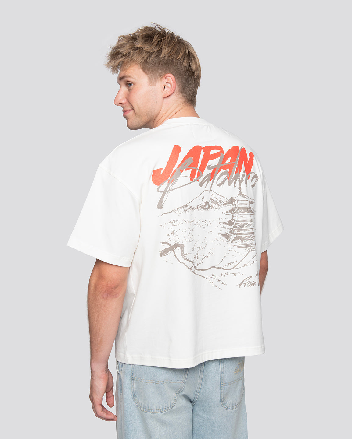 Memories from Japan - Oversized Tee Bavlněné tričko s autorským designem značky Batohiro. Tričko je vyrobeno v Česku. Materiál je bavlna s příměsí elastanu, díky tomu se tolik nepomačká. Cropped Oversized: Volné tričko delšího střihu. Model měří 187 cm a