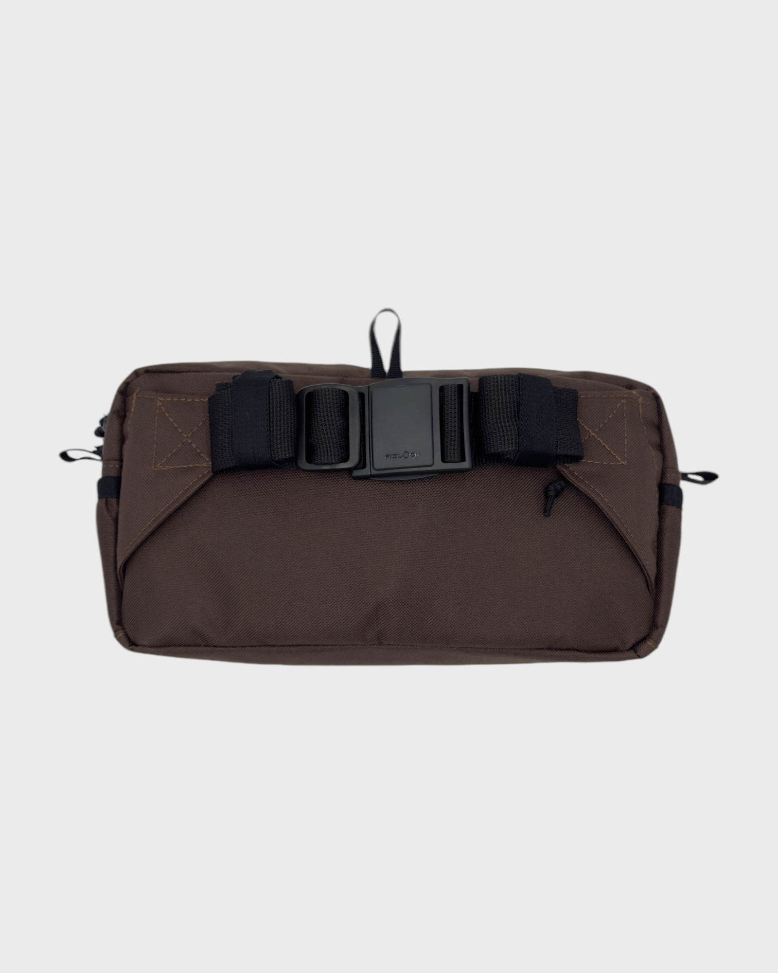 Kai - Espresso Brown Cestovní ledvinka Kai v černé barvě Dark Black. Můžete jí používat jako ledvinku, crossbody batoh nebo tašku přes rameno, díky dlouhému popruhu. Ledvinka je vyrobena z materiálu Cordura ® 500D. Jde o velmi pevnou technickou tkaninu, p