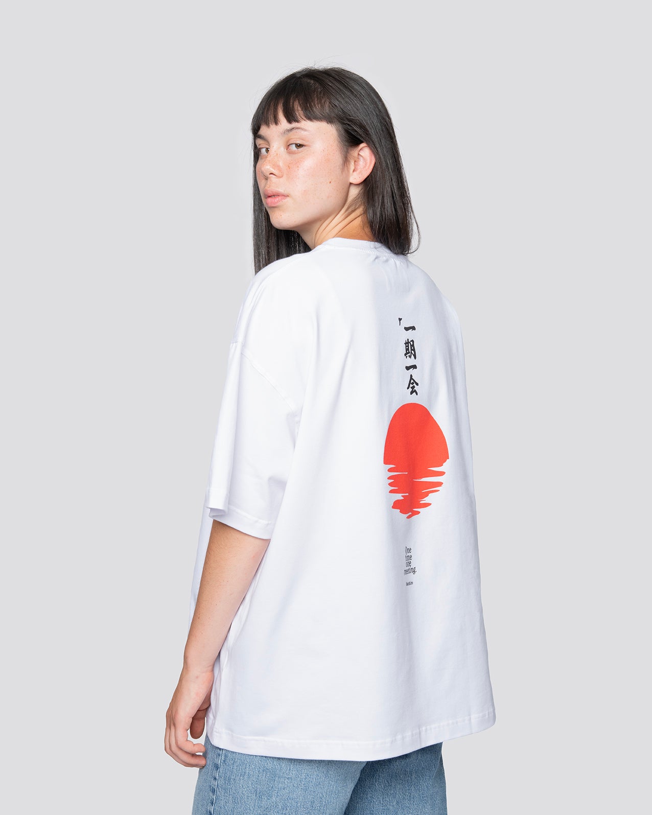 Red Sun - Oversized Tee Bavlněné tričko s autorským designem značky Batohiro. Tričko je vyrobeno v Česku. Materiál je bavlna s příměsí elastanu, díky tomu se tolik nepomačká. Cropped Oversized: Volné tričko delší střih. Model měří 187 cm a má velikost L