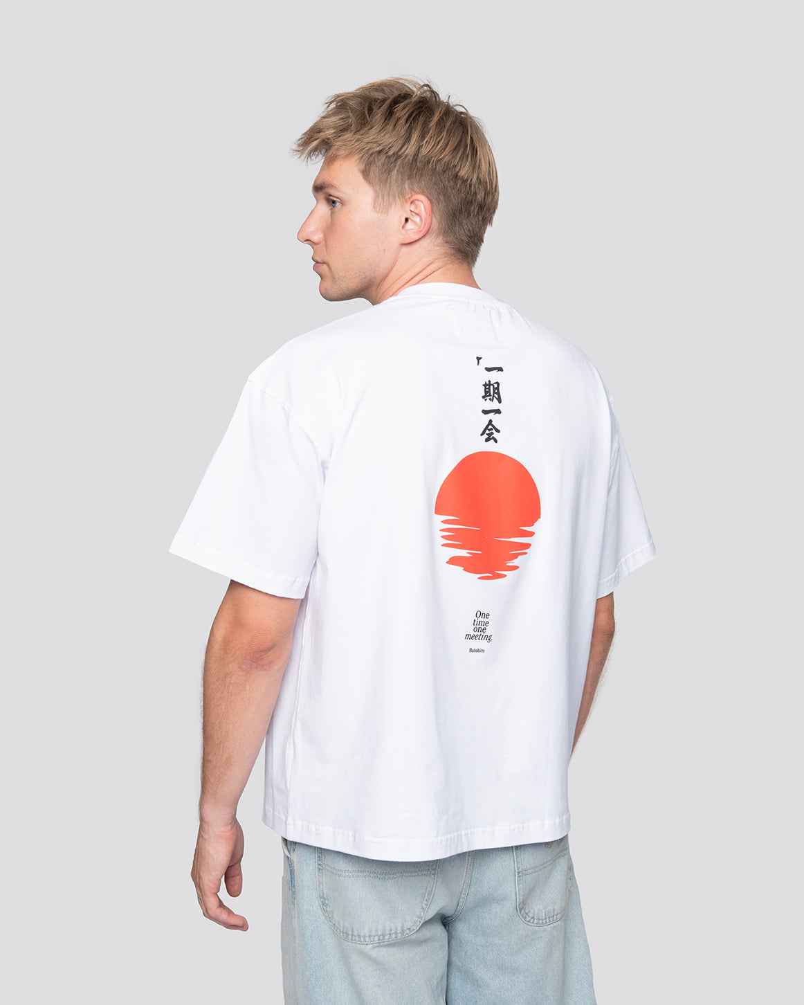 Red Sun - Oversized Tee Bavlněné tričko s autorským designem značky Batohiro. Tričko je vyrobeno v Česku. Materiál je bavlna s příměsí elastanu, díky tomu se tolik nepomačká. Cropped Oversized: Volné tričko delší střih. Model měří 187 cm a má velikost L