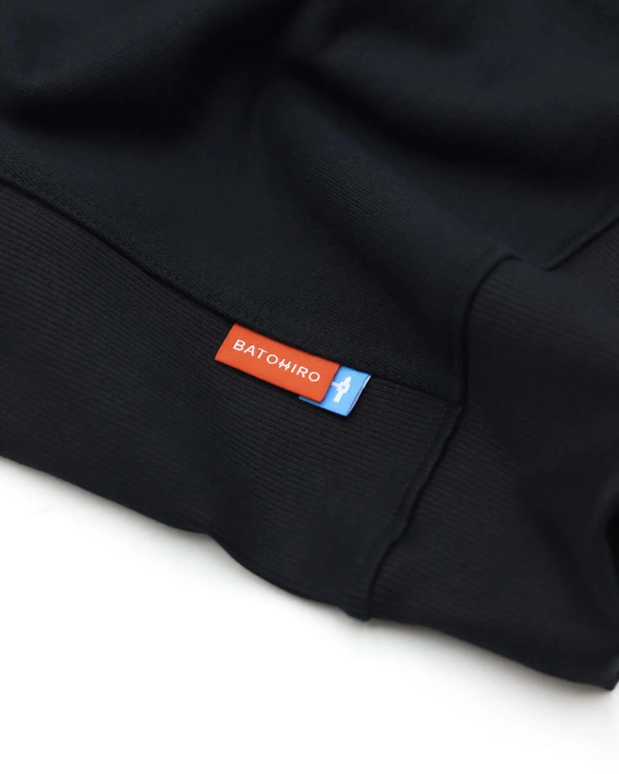 Gekürzter Pullover 343 – Rundhalsausschnitt, schwarzer Rucksack Batohiro