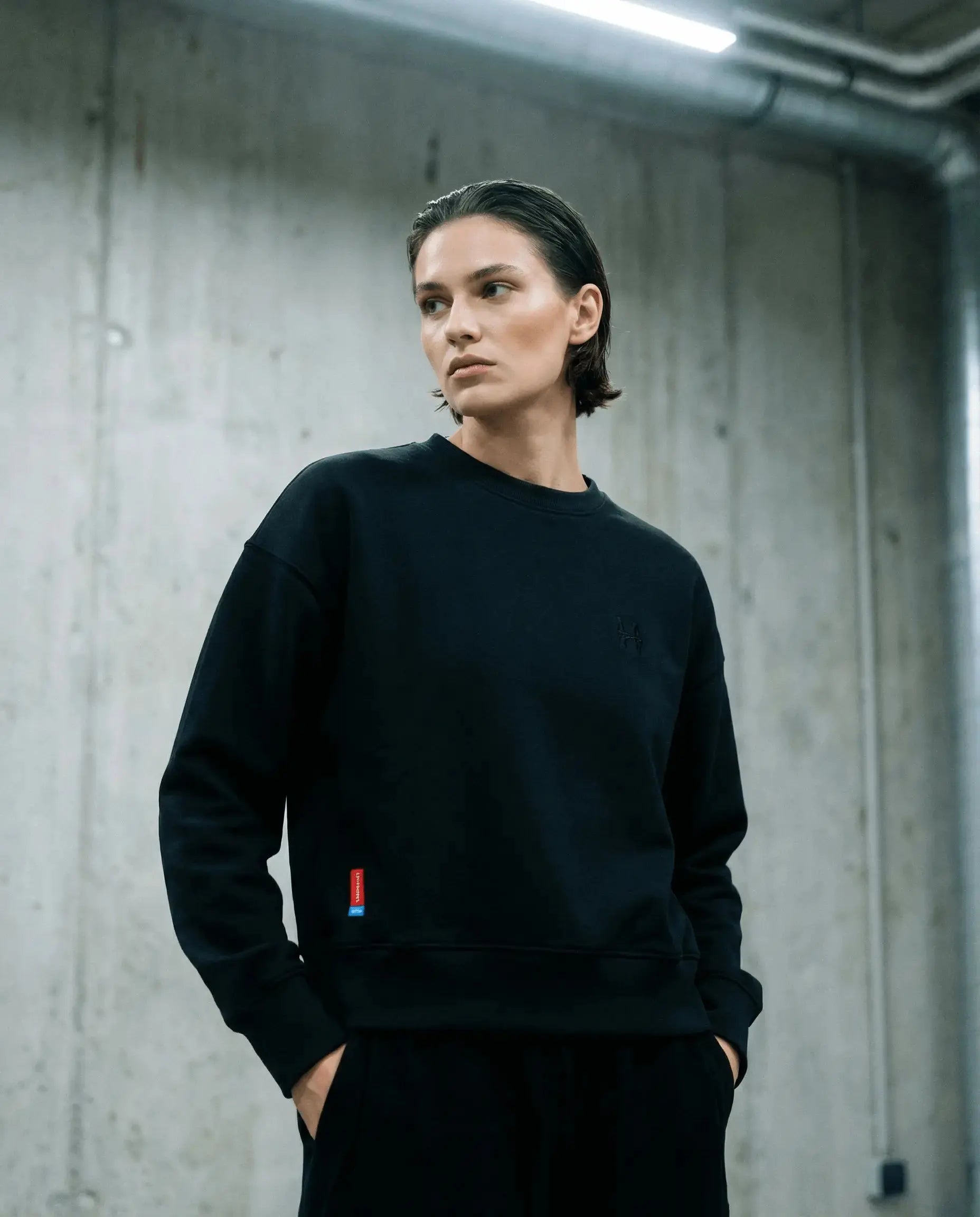 Gekürzter Pullover 343 – Rundhalsausschnitt, schwarzer Rucksack Batohiro