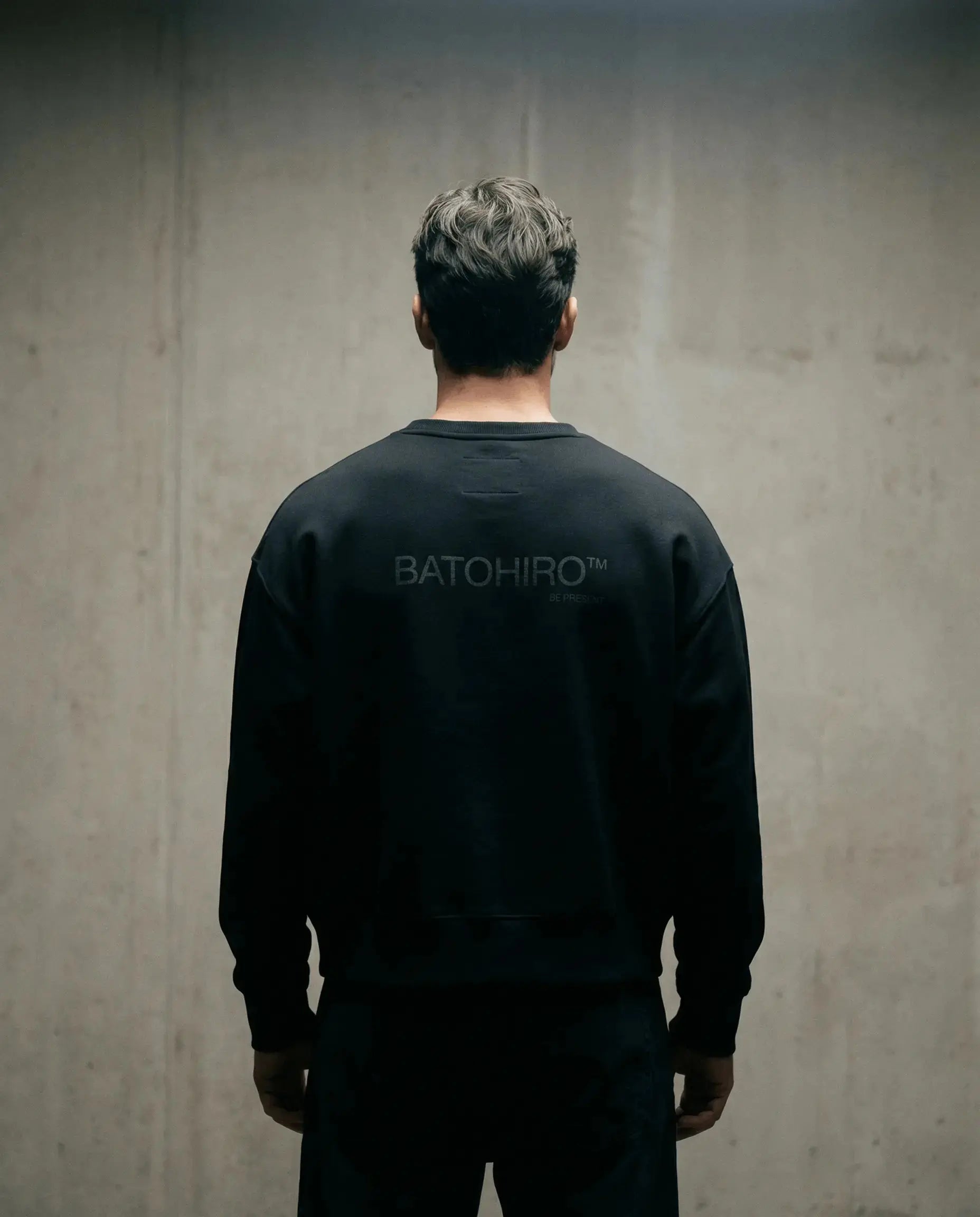 Gekürzter Pullover 343 – Rundhalsausschnitt, schwarzer Rucksack Batohiro