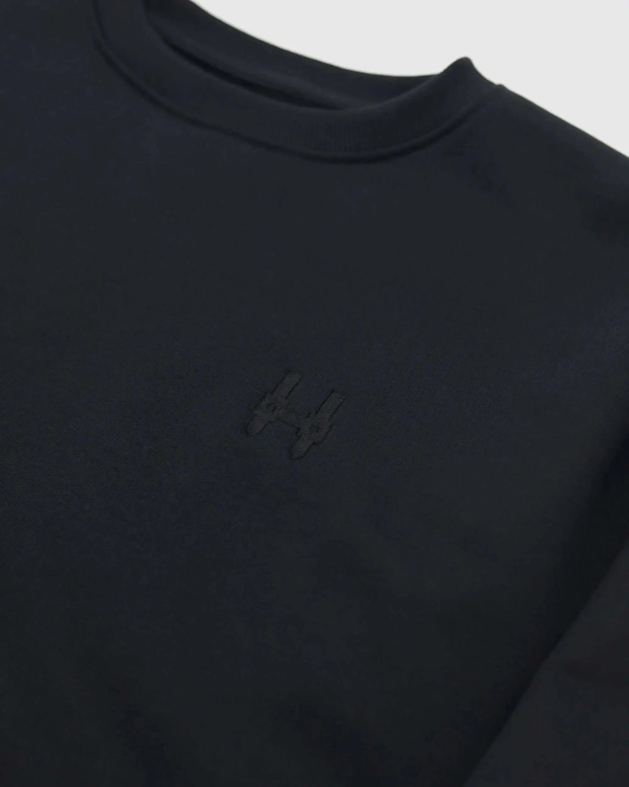 Gekürzter Pullover 343 – Rundhalsausschnitt, schwarzer Rucksack Batohiro