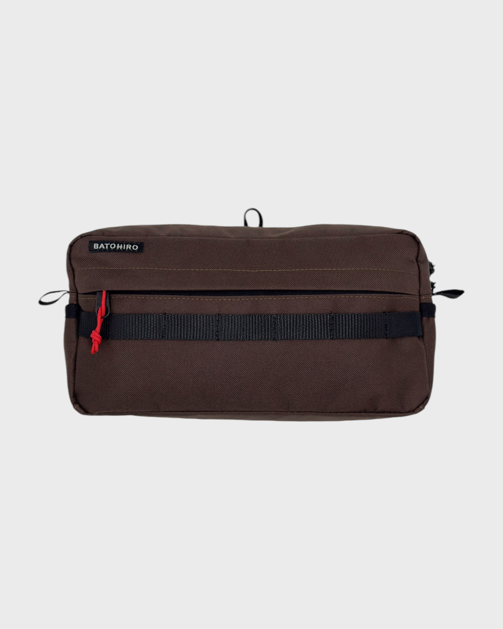 Kai - Espresso Brown Cestovní ledvinka Kai v černé barvě Dark Black. Můžete jí používat jako ledvinku, crossbody batoh nebo tašku přes rameno, díky dlouhému popruhu. Ledvinka je vyrobena z materiálu Cordura ® 500D. Jde o velmi pevnou technickou tkaninu, p