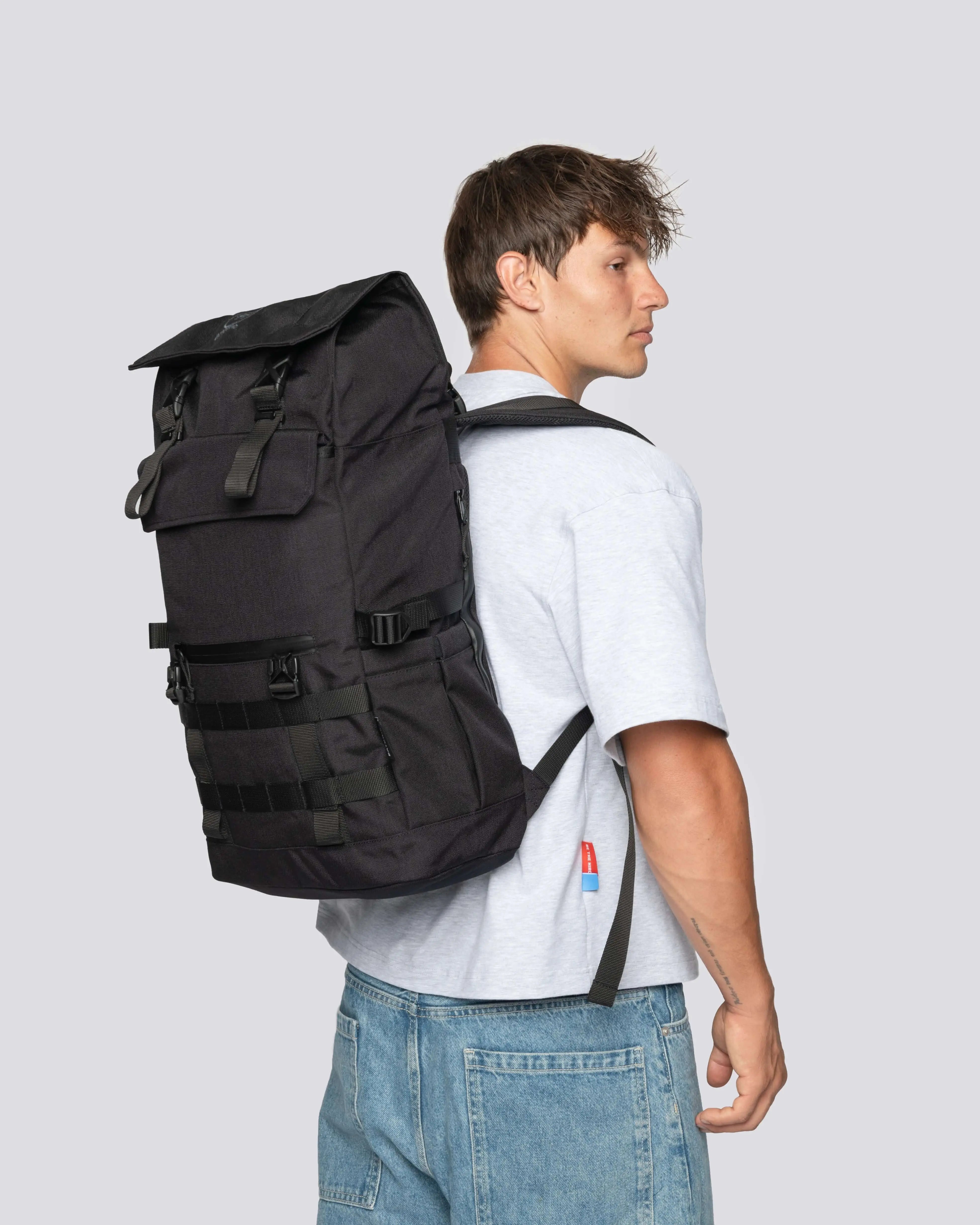 Minato Premium batoh – černý batoh s odolným materiálem CORDURA® re/cor™, ideální pro každodenní použití.