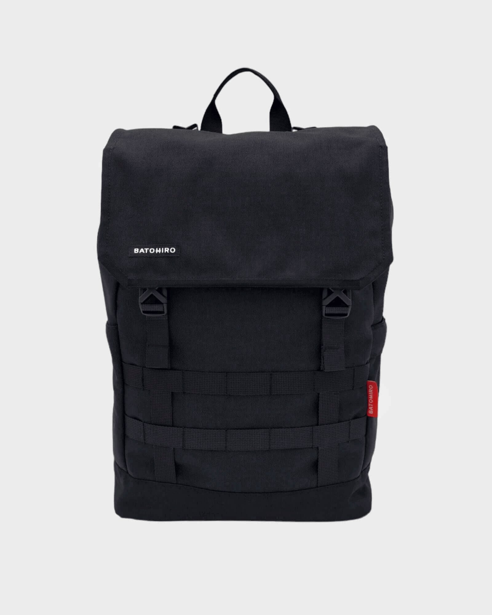 Černý batoh Minato Lite s rozšiřovací funkcí, ideální pro městské dobrodružství a každodenní použití.