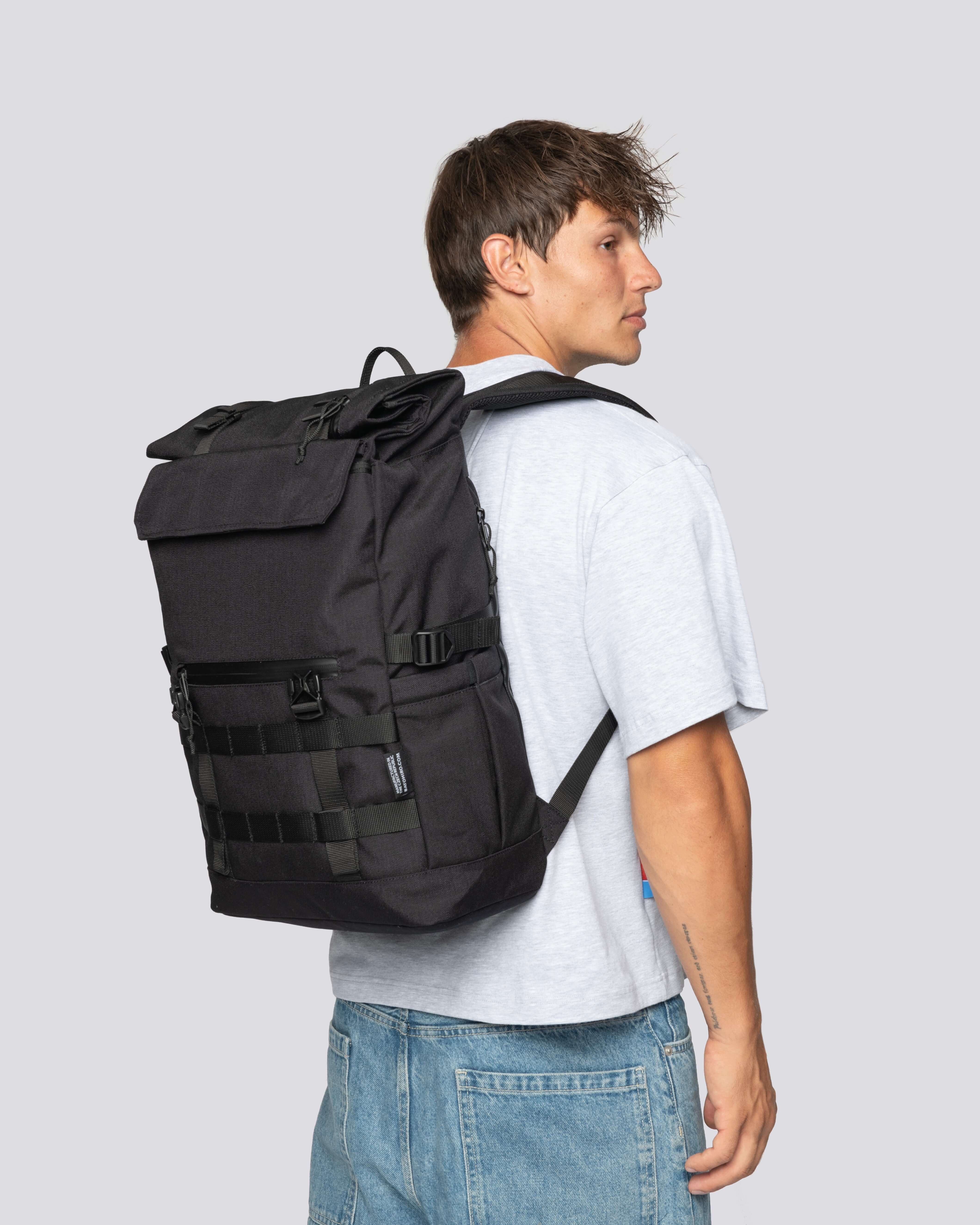 Minato Premium batoh černý, model se sportovním designem a prodyšnými popruhy, ideální pro každodenní použití.