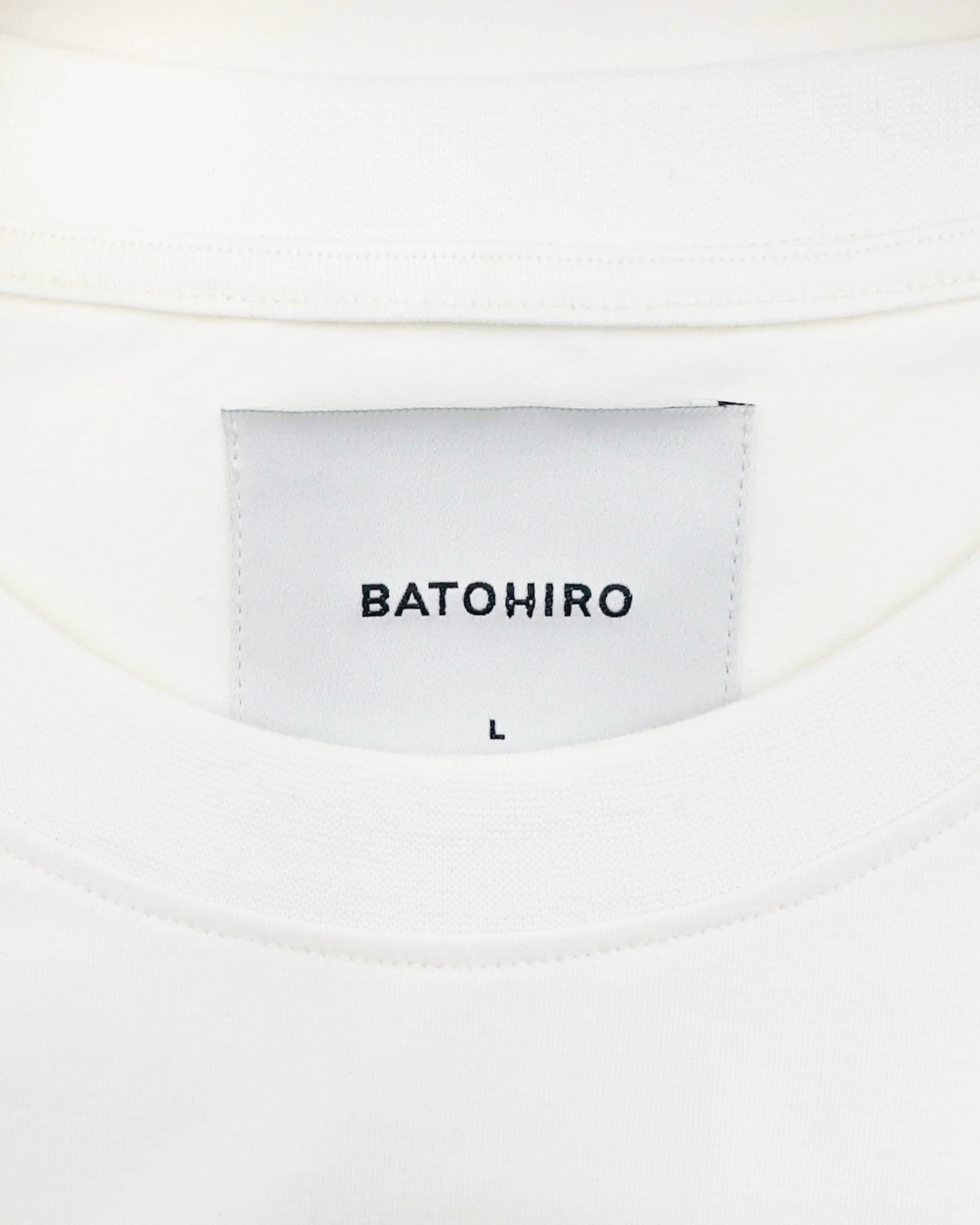 "Hiro Wave cropped oversized tee with Batohiro label in white cotton blend, designed and made in Czech Republic."