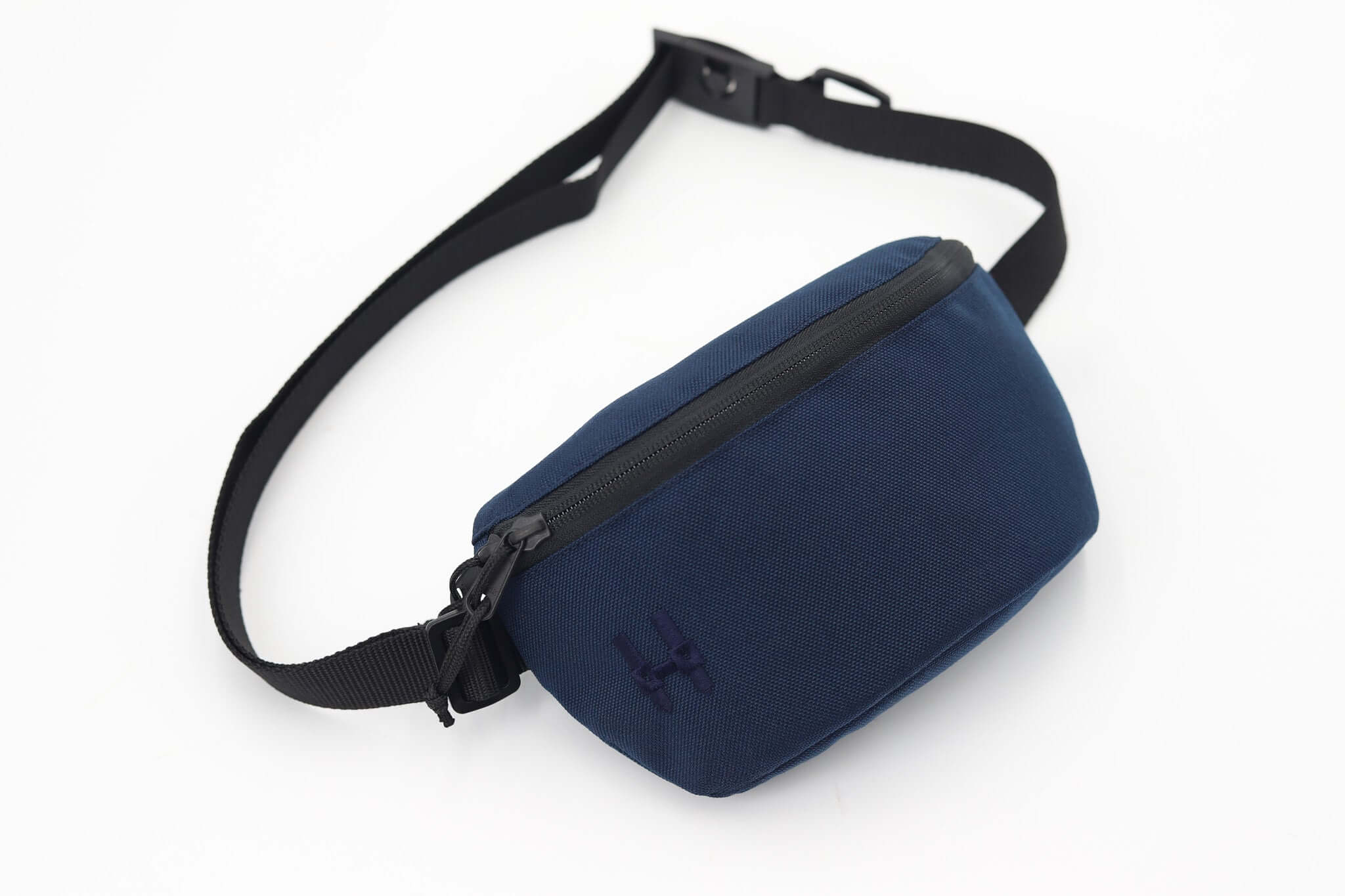 Ledvinka Sora 2.0 v námořnické modré barvě, praktická a minimalistická designová taška.